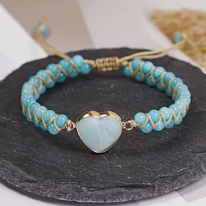 Primer plano de pulsera tejida de doble capa hecha a mano con piedra corazón y cuentas