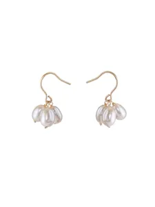 Vista detallada de elegantes pendientes de oro 14K con racimos de perlas naturales.