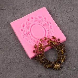 Vue détaillée du moule en silicone rose avec cadre en relief vintage en bronze fini