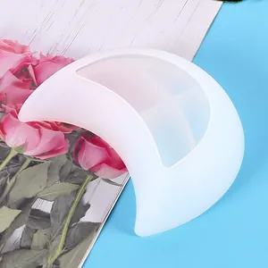 Detailansicht einer durchscheinenden Silikonform in Mondform für DIY Harz Schmuckschalen