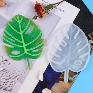 Confronto tra stampo in silicone a foglia di monstera e resina finita verde