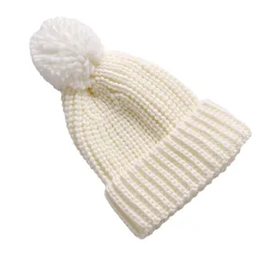 Gezellige witte gebreide muts voor kinderen met een pluizige pompon voor de winter