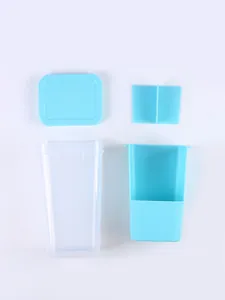 Vue détaillée du kit de boîtes de conservation en plastique avec couvercle bleu
