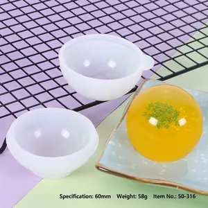 Nahaufnahme der 60mm Silikonform für Harzkugeln mit fertiger Trockenblumenkugel