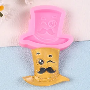 Gedetailleerd macrozicht op roze siliconenvorm met gouden gentleman hoed decoratie