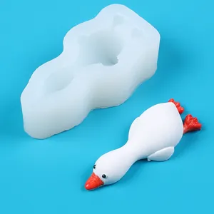 Detailansicht einer Silikonform für liegende Enten mit fertigem weißen Enten-Ornament