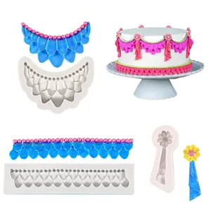 Vista dettagliata di stampi in silicone per fondant con motivi a scaglie e fiori per dolci