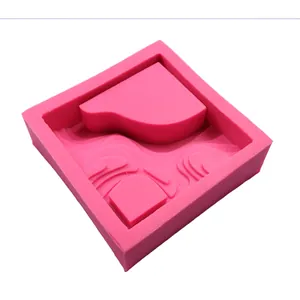 Vista dettagliata di uno stampo in silicone rosa quadrato con design a scale topografiche
