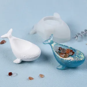 Détail du moule en silicone baleine avec des plateaux en résine à paillettes blancs et bleus