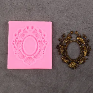 Vue détaillée du moule en silicone avec un relief floral ornemental au fini bronze.