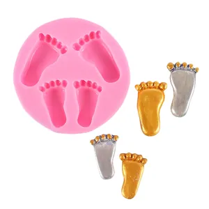 Rosa 3D Babyfuß-Silikonform für kreative DIY-Harz-, Ton- und Seifenhandwerk-Projekte.