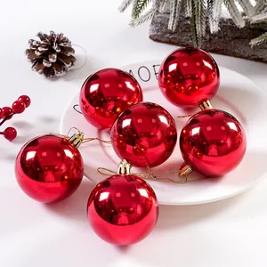 Set mit sechs glänzenden roten galvanisierten Weihnachtskugeln für festliche Dekoration