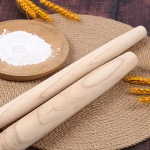 Primer plano de dos rodillos de madera de haya natural en una alfombra de yute rústica