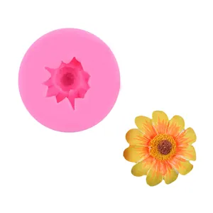 Dettaglio dello stampo in silicone a girasole e del pezzo decorativo in resina floreale