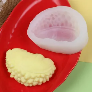 Detailansicht der Durian-Frucht-Silikonform mit fertigem Fondantstück auf rotem Teller.