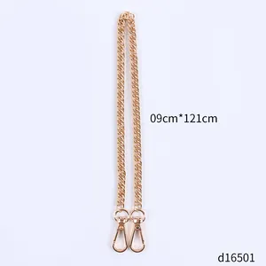 Detail eines 121 cm langen goldfarbenen Taschenketten-Riemens mit Karabiner