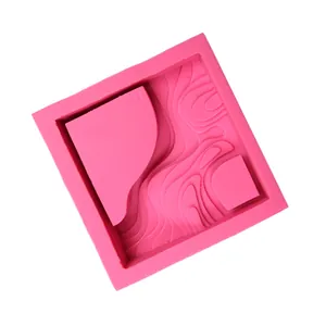 Dettaglio stampo in silicone quadrato rosa con motivo a scale per cemento fai da te