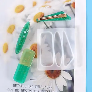 Moule en silicone DIY pour barrettes avec exemples en résine verte et feuille d'or