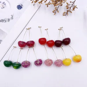 Pendientes colgantes de cereza coloridos de resina hechos a mano con tallos dorados