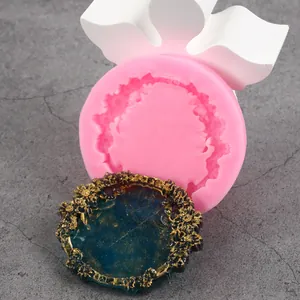 Détail du moule en silicone à fleurs en relief avec une pièce en résine