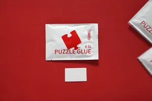 Detailansicht von 60ml transparentem PVA-Puzzlekleber und weißem Schaberwerkzeug