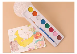 Vue détaillée d'un ensemble d'aquarelle solide 8 couleurs avec pinceau pour enfants