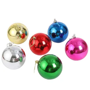 Set mit sechs bunten galvanisierten Kunststoff-Weihnachtskugeln für die Baumdekoration.