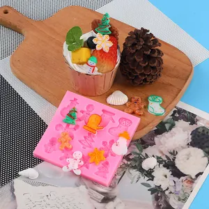 Nahaufnahme einer rosa Weihnachts-Silikonform mit verschiedenen festlichen Motiven