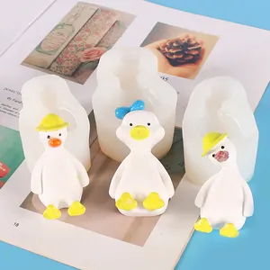 Detailansicht von 3D-Enten-Silikonformen neben fertigen süßen Entenfiguren aus Gips.