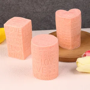 Detailweergave van roze kaarsen met Love-tekst en hartpatronen gemaakt van siliconenvormen
