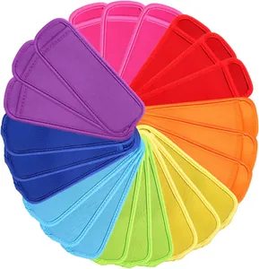 Detalle de fundas de neopreno para polos de colores dispuestas en un patrón de abanico espiral