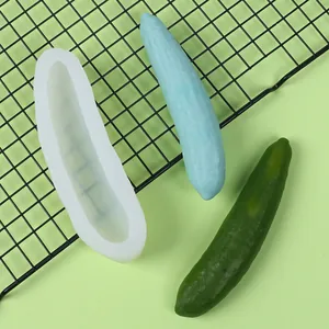 Makrodetail einer Silikonform in Gurkenform für DIY-Fondant- und Schokoladen-Tortendekoration