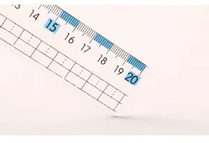 Détail macro d'une règle transparente montrant des graduations centimétriques claires