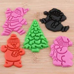 Gedetailleerd overzicht van kerstfondantvormen met kerstman, sneeuwpop en boomvormen