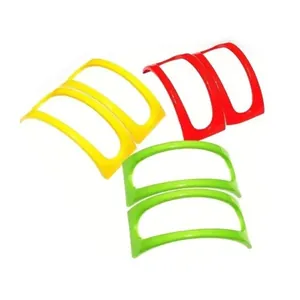 Detailweergave van een set kleurrijke plastic taco-houders in rood, geel en felgroen design