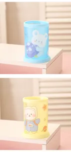 Vue détaillée de jolis porte-stylos ronds en bleu et jaune pour le rangement de bureau.