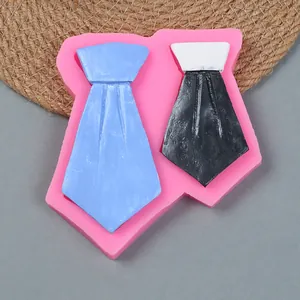Detail van roze siliconen mal in de vorm van een stropdas voor taartdecoratie en fondant.