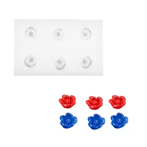 Dettaglio dello stampo in silicone per fiori con campioni di resina rossi e blu.