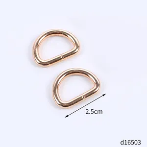 Nahaufnahme von roségoldenen 2,5-cm-D-Ring-Metallschnallen für die DIY-Taschenherstellung