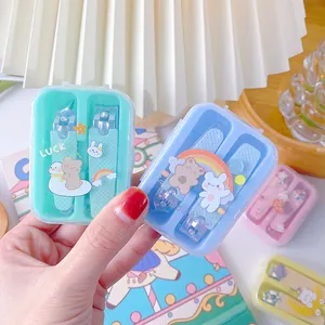 Detalle del lindo juego de cortaúñas portátil con estuches de dibujos en varios colores