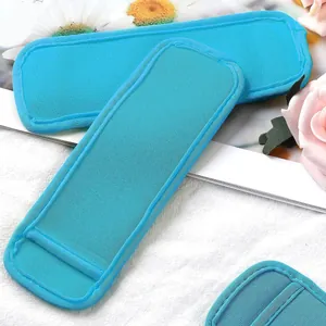 Vista detallada de las fundas de neopreno azul claro para polos con textura y costura
