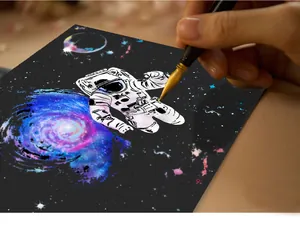 Nahaufnahme einer Hand, die ein kreatives Weltraum-Kratzbild zur Entspannung kratzt