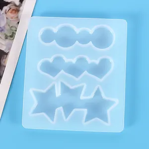 Vue détaillée d'un moule en silicone avec formes bulles, cœurs et étoiles pour barrettes DIY