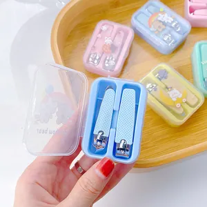 Primer plano del set de manicura portátil con cortaúñas azules y funda de oso