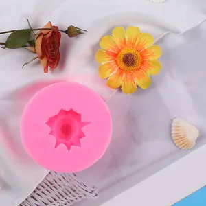Vista dall'alto dettagliata di uno stampo in silicone rosa a forma di fiore per fondant e resina