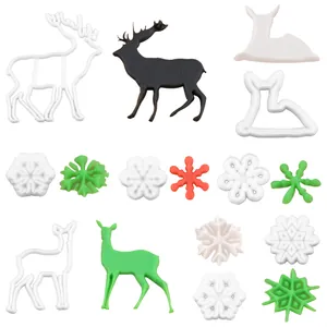 Gedetailleerd assortiment van rendier- en sneeuwvlokvormige koekjes- en fondantsteker in kleuren