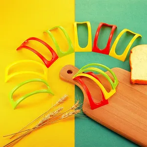 Kleurrijke plastic taco-houders op een houten plank met keukenaccessoires en decoratie.