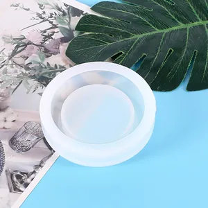 Primo piano dettagliato di uno stampo in silicone circolare semitrasparente per fai-da-te