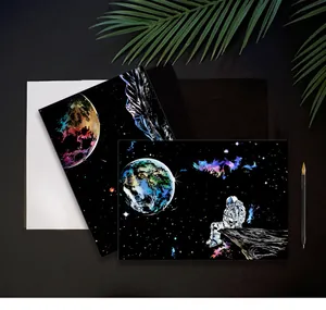 Detailansicht von Astronauten- und Planeten-Kratzbildern mit passendem Stift