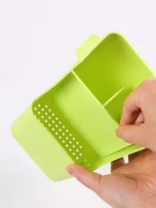 Vue détaillée d'un organiseur en plastique vert avec séparateur amovible et trous de drainage